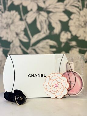 CHANEL Beauté Gift Set: Camellia Hair Accessory Set